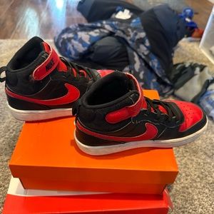 Nike Kids' preschool court borough mid shoes